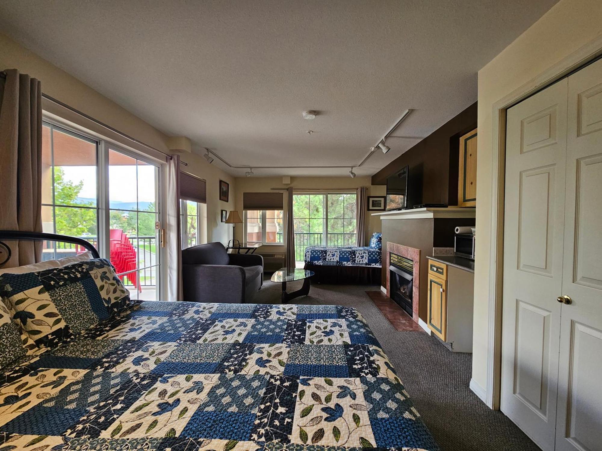 Borgata Lodge Resort Kelowna Zewnętrze zdjęcie